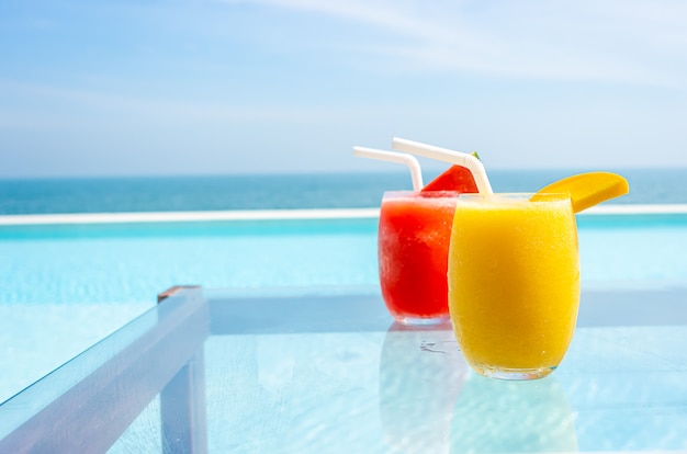 batido de mango y batido de sandía con piscina y mar