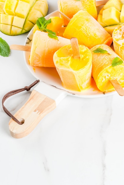 Batido de mango congelado, con hojas de menta y fruta fresca de mango