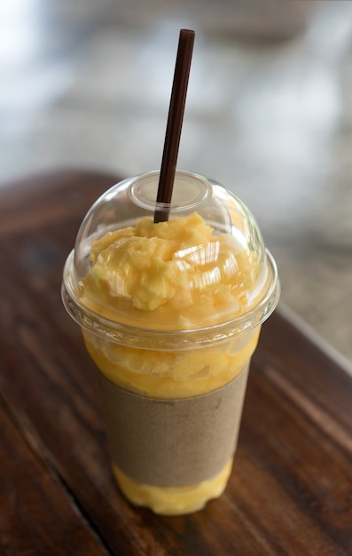 Batido de mango dulce maduro fresco y helado de mango