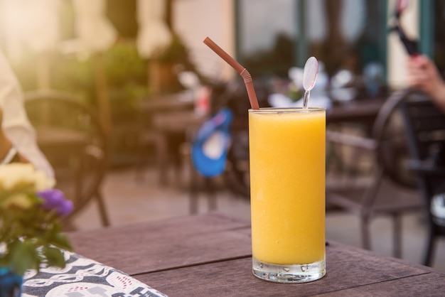 batido de mango, frappé y jugo dulce mezclado para beber