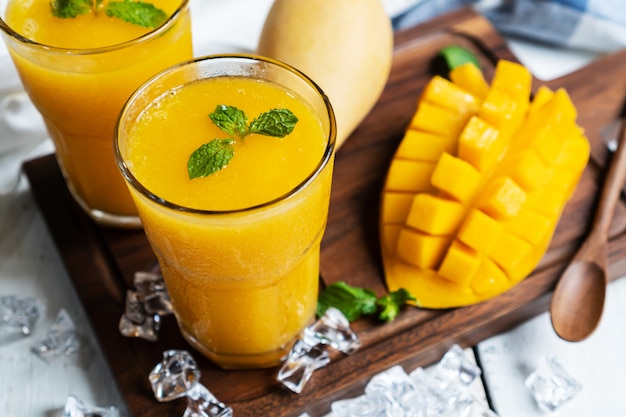 Foto batido de mango refrescante y saludable en un vaso con mango