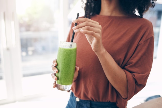 Batido de manos y pajita con una mujer negra bebiendo una bebida saludable para una dieta de pérdida de peso o nutrición Maqueta de bienestar y bebida con una mujer sana disfrutando de un jugo de fruta fresca en casa