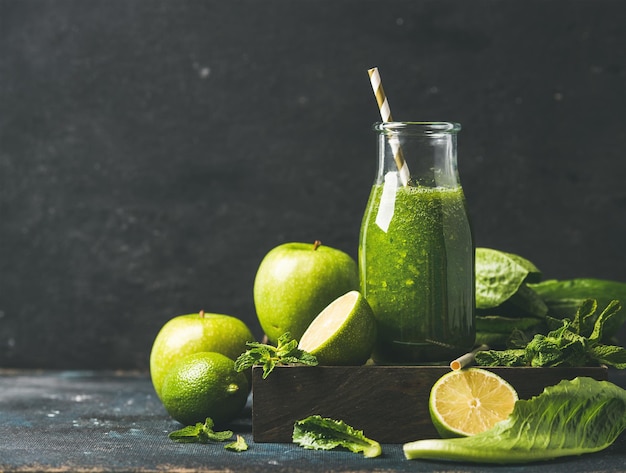 Batido con manzana, lechuga romana, lima y espacio de copia de menta