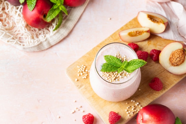 Batido de melocotón y frambuesa bebida refrescante de verano