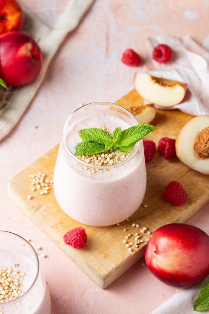 Batido de melocotón y frambuesa bebida refrescante de verano