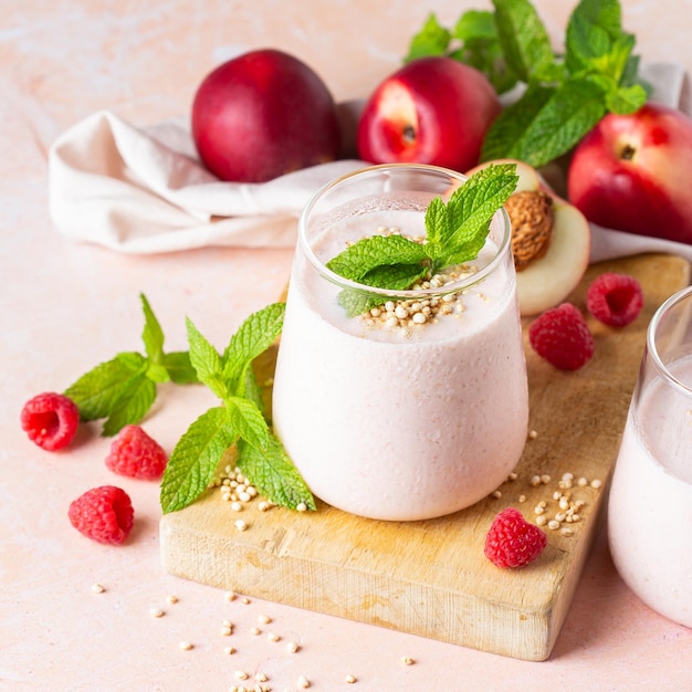 Batido de melocotón y frambuesa bebida refrescante de verano