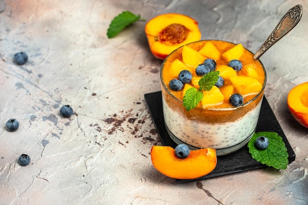 Batido de melocotón mousse de postre yogur con melocotones arándano chia Comer sano desayuno rico en vitaminas