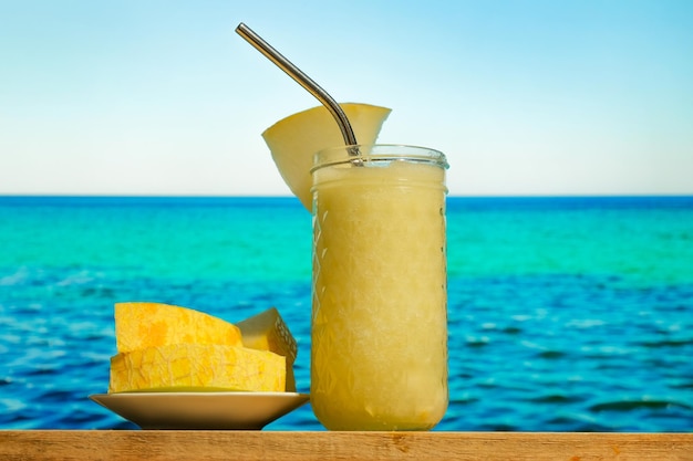 Batido de melón mar azul sobre fondo