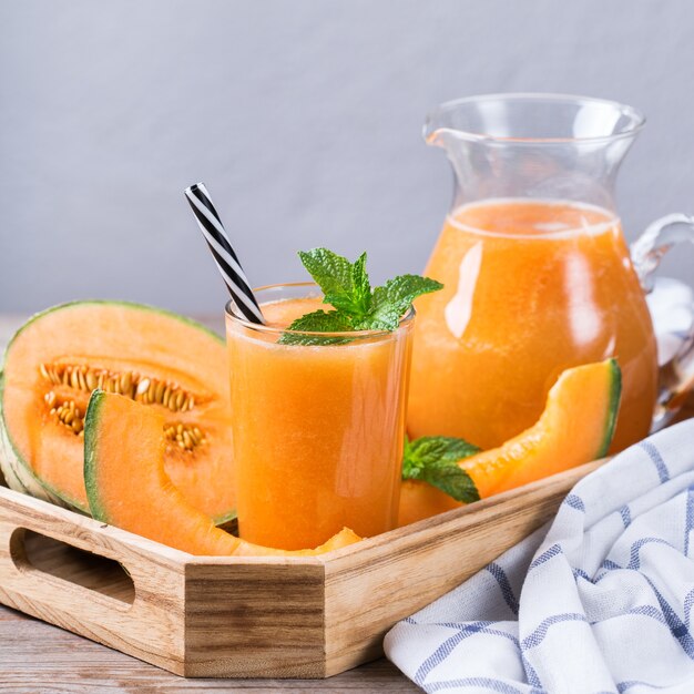 Batido de melón melón orgánico fresco en una mesa de cocina