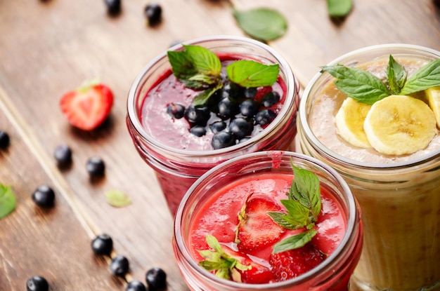 Batido de mezcla de arándanos, fresa y plátano en la mesa