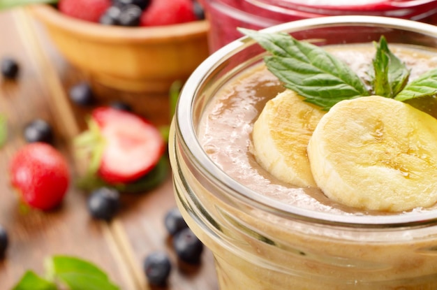 Batido de mezcla de arándanos y plátanos en la mesa