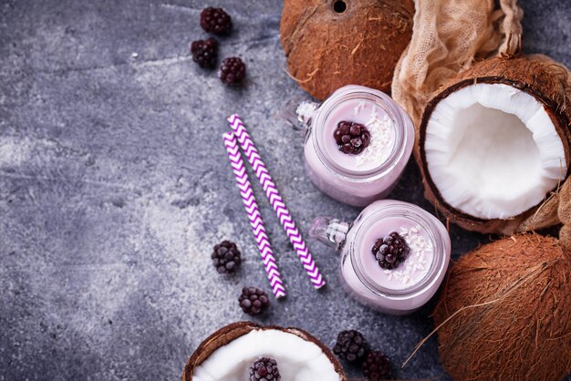 Batido de moras y leche de coco.