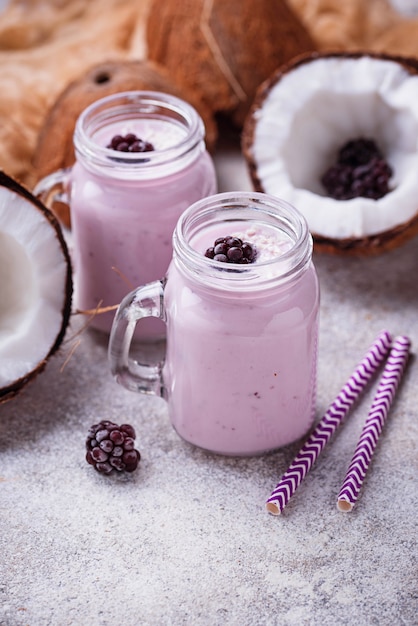 Batido de moras y leche de coco.