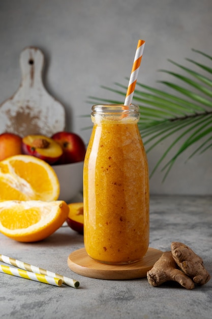 Batido de naranja hecho con melocotón, jengibre y bebida saludable de naranja