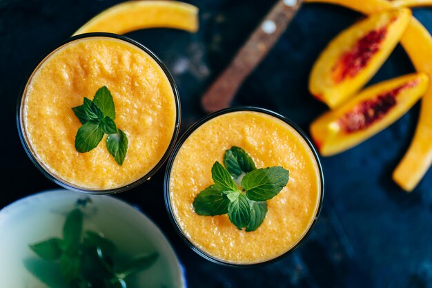 Batido de naranja con hojas de menta fresca