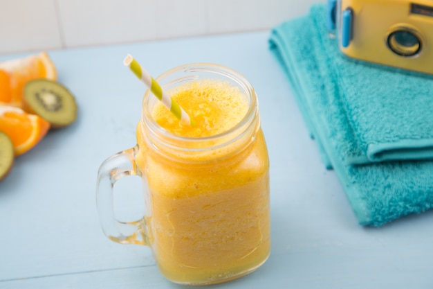 Batido de naranja jugosa, fondo de verano