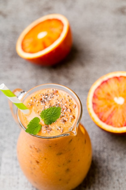 Batido de naranja sanguina con hojas de menta