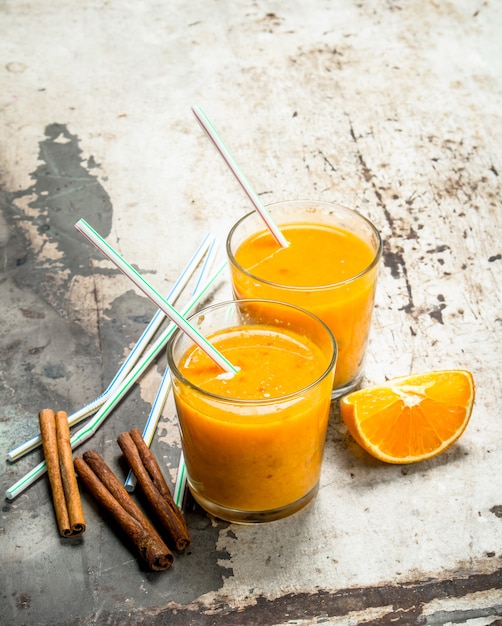 Batido de naranja en vasos.