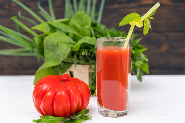 Batido o jugo de tomate fresco en un vaso alto