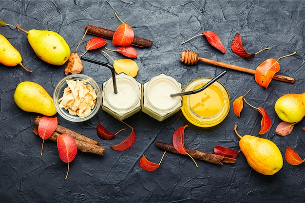 Batido de pera y jengibre y hojas caídas Tarro de batidos de frutas