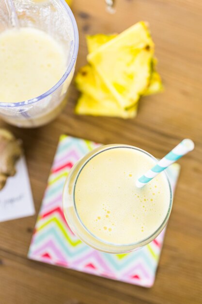 Batido de piña y jengibre recién hecho con yogur griego y jugo.