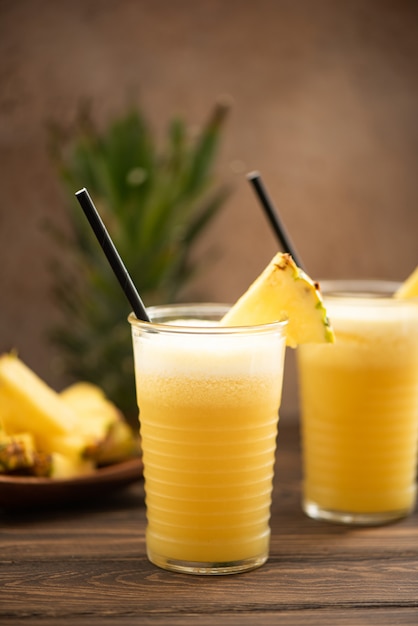 Foto batido de piña con jugo fresco en vasos de vidrio