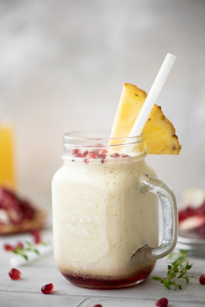 Batido de piña y semillas de granada