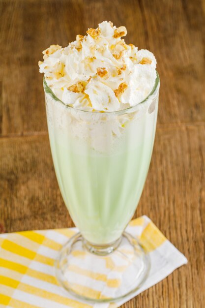 Batido de pistacho en vaso de vidrio