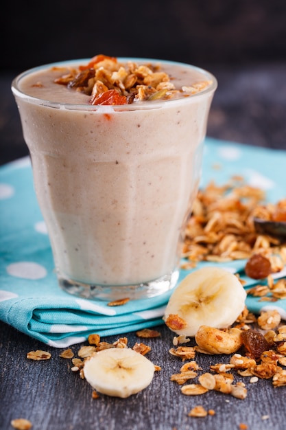 Batido de plátano granola casera.