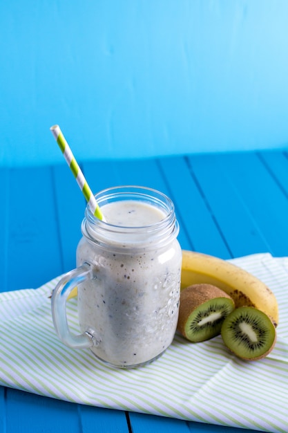 Batido con plátano, kiwi y leche, desayuno, merienda.