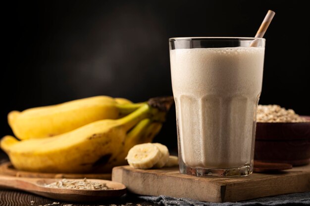 Batido de plátano con leche, plátano y avena.