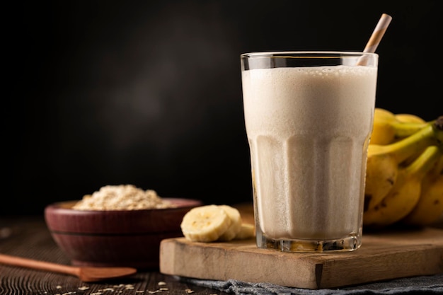 Batido de plátano con leche, plátano y avena.