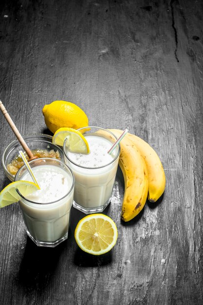 Batido de plátano, limón y leche