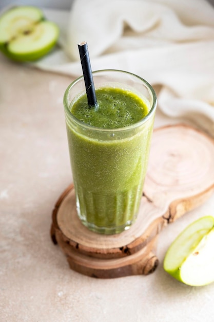 Batido de plátano y manzana verde en vaso con pajita de papel Dieta de estilo de vida saludable y desintoxicación