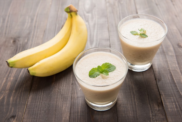 Batido de plátano en la mesa de madera.