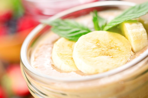 Batido de plátano en mesa de madera