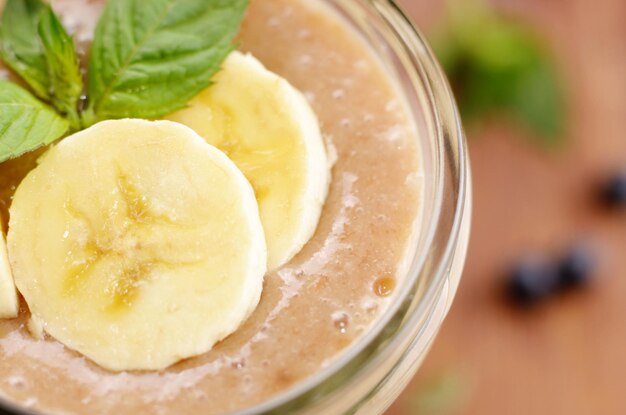 Batido de plátano en mesa de madera