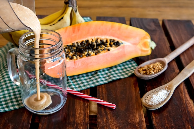 Batido de plátano y papaya con avena y granola Batido de desayuno saludable.