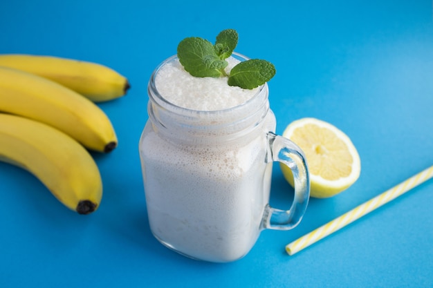 Batido de plátano en el vaso