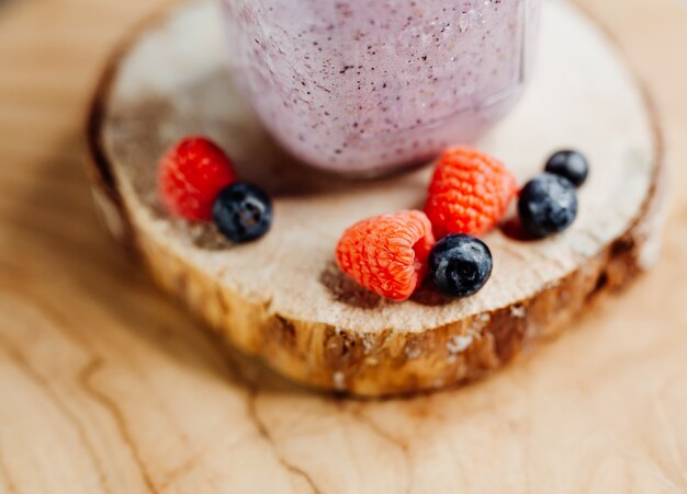 batido de proteína saludable en un elegante vaso decorado