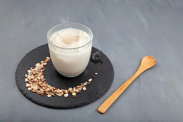 Batido de proteína saludable con polvo multigrano tostado. Bebida Misutgaru o Misugaru Latte