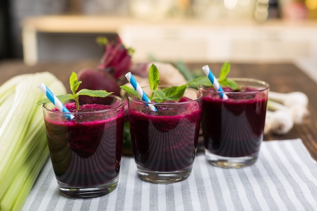 Batido de remolacha y verduras frescas en la mesa de la cocina