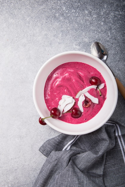 Batido rosa en un tazón de cerámica blanco