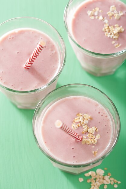 Batido saludable de avena y fresa en vidrio