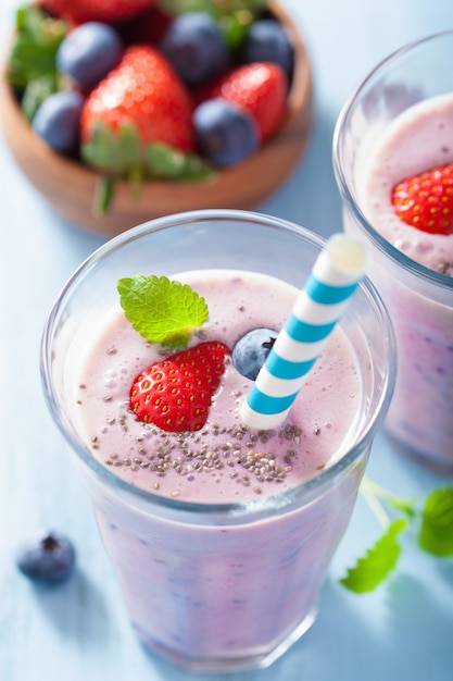 Batido saludable de fresa y arándano con semillas de chía