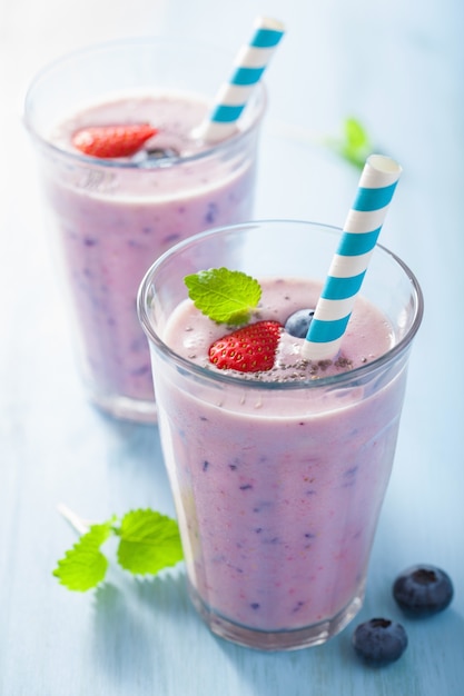 Batido saludable de fresa y arándano con semillas de chía