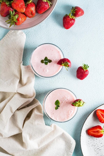 Batido saludable con fresas y menta en vasos Postre casero Vista superior y vertical