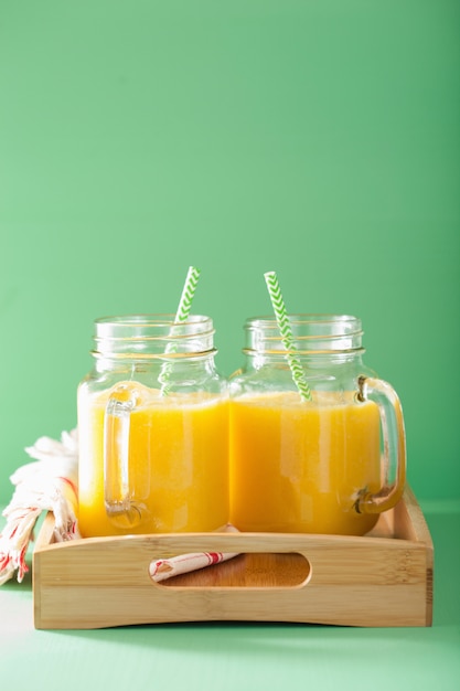 Batido saludable de piña y mango en tarros de cristal