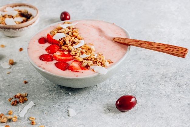 Batido saludable de plátano y fresas en un bol