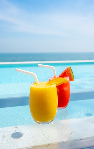 Batido de sandía y batido de mango en la piscina